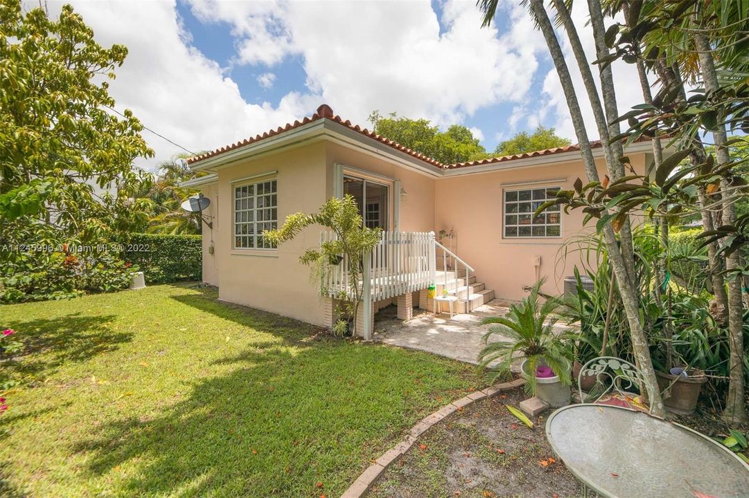 Recently Sold: $990,000 (3 beds, 2 baths, 1441 Square Feet)