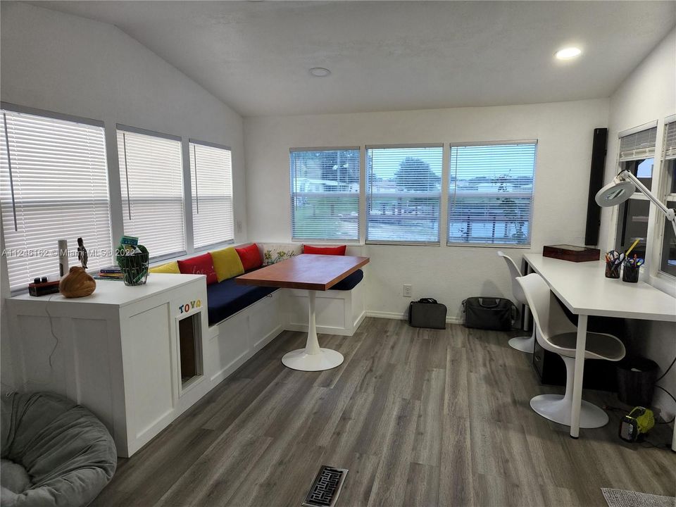 最近售出: $70,000 (1 贝兹, 1 浴室, 960 平方英尺)