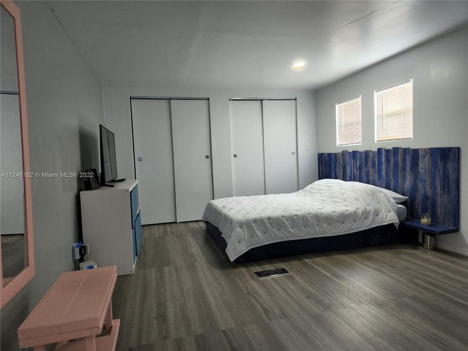 最近售出: $70,000 (1 贝兹, 1 浴室, 960 平方英尺)