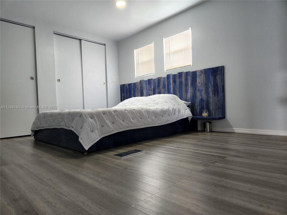 最近售出: $70,000 (1 贝兹, 1 浴室, 960 平方英尺)