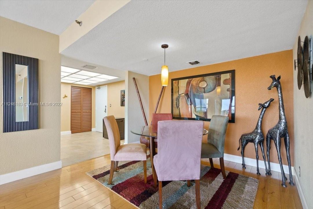 最近租的: $3,350 (2 贝兹, 2 浴室, 1290 平方英尺)