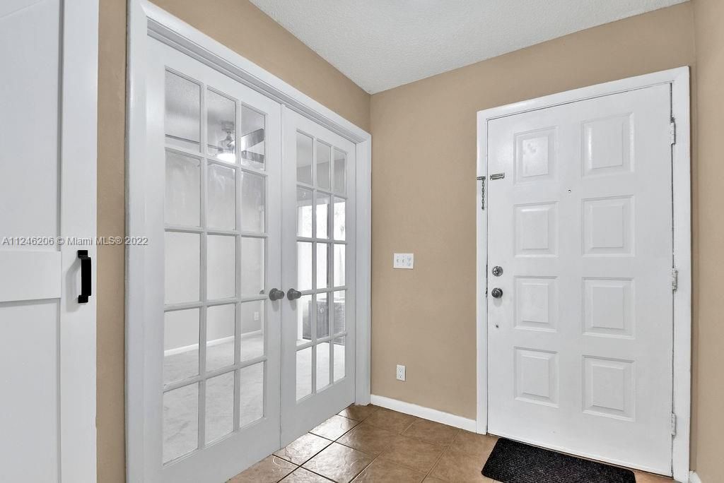 Recently Sold: $369,900 (3 beds, 2 baths, 1328 Square Feet)