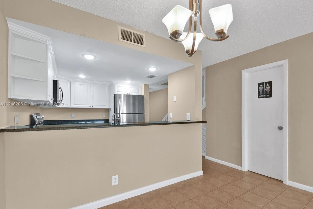 Recently Sold: $369,900 (3 beds, 2 baths, 1328 Square Feet)