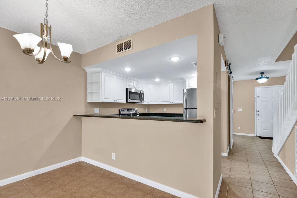 Recently Sold: $369,900 (3 beds, 2 baths, 1328 Square Feet)