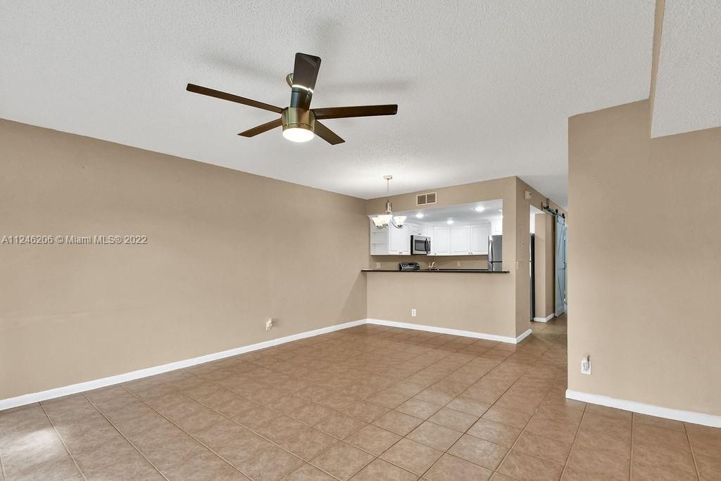 Recently Sold: $369,900 (3 beds, 2 baths, 1328 Square Feet)