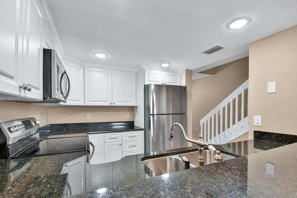 Recently Sold: $369,900 (3 beds, 2 baths, 1328 Square Feet)