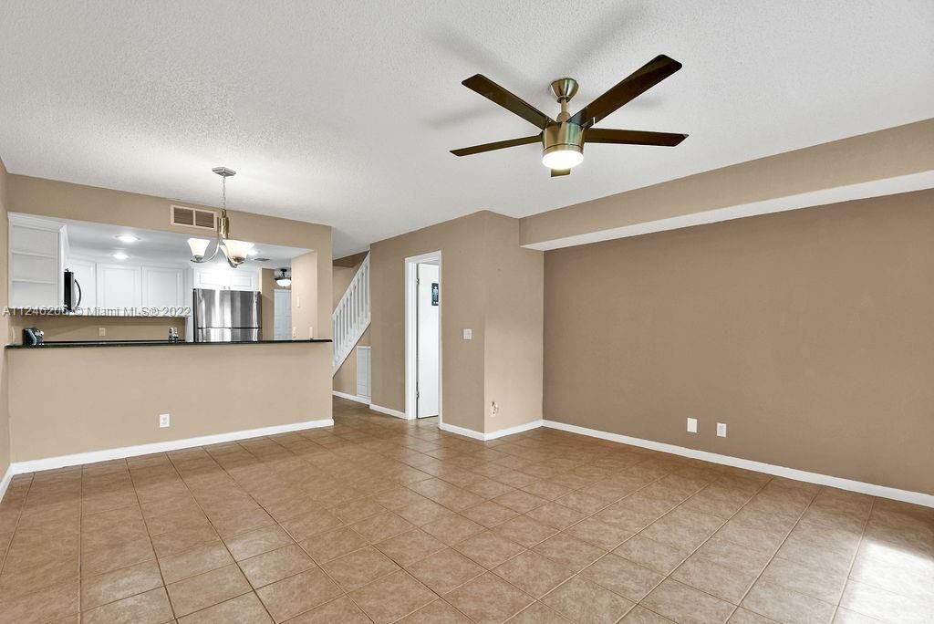 Recently Sold: $369,900 (3 beds, 2 baths, 1328 Square Feet)