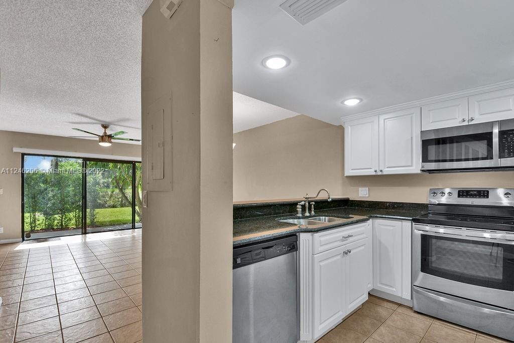 Recently Sold: $369,900 (3 beds, 2 baths, 1328 Square Feet)