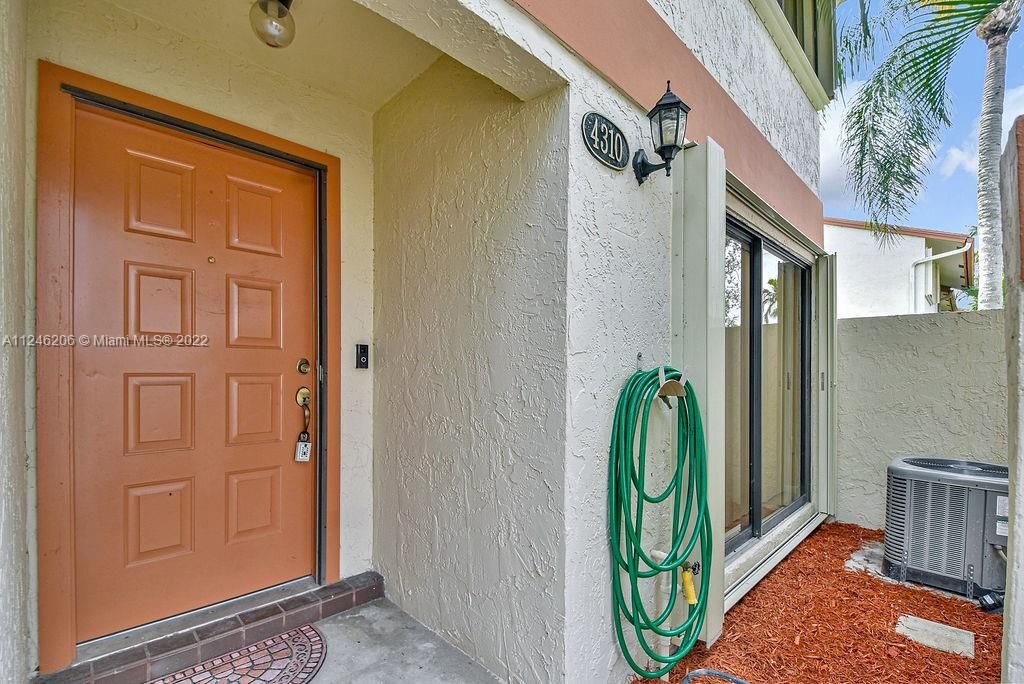 Recently Sold: $369,900 (3 beds, 2 baths, 1328 Square Feet)