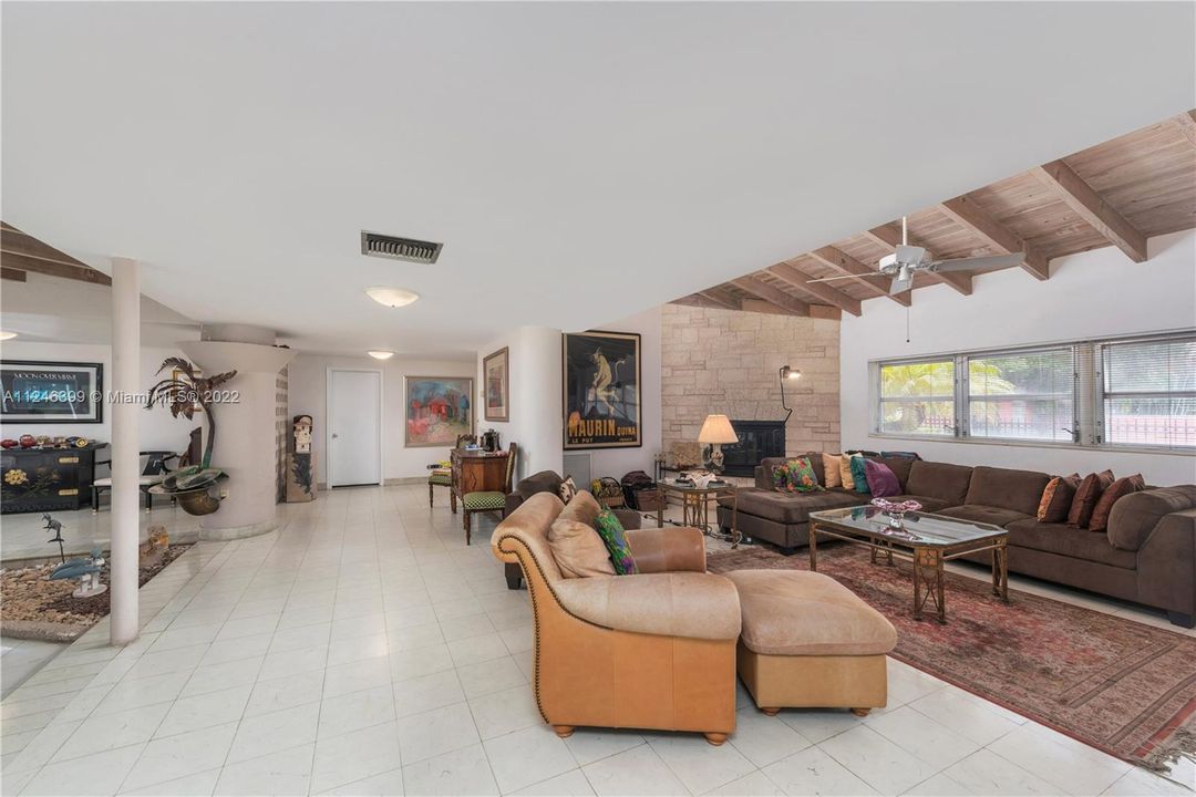 Recently Sold: $2,200,000 (5 beds, 4 baths, 3934 Square Feet)