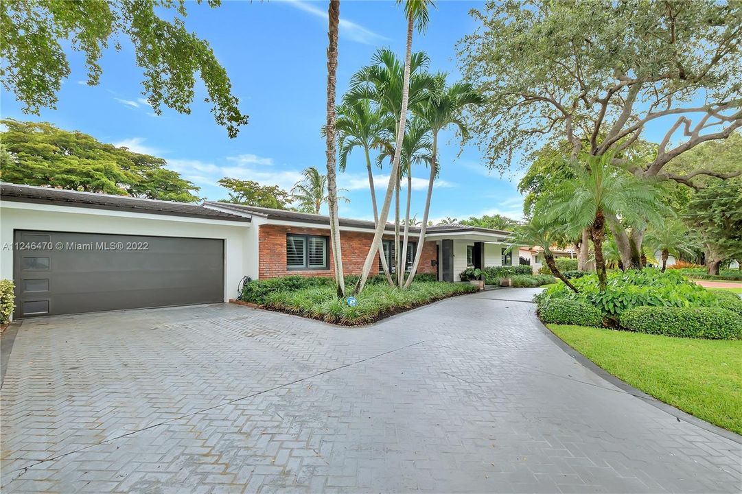 Recently Sold: $1,900,000 (4 beds, 3 baths, 2642 Square Feet)