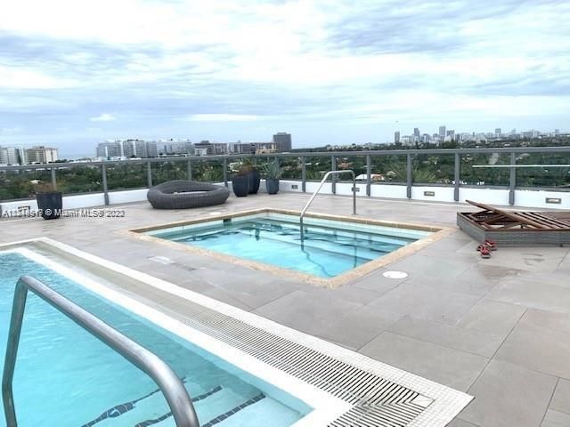 Recently Sold: $999,000 (2 beds, 2 baths, 1303 Square Feet)