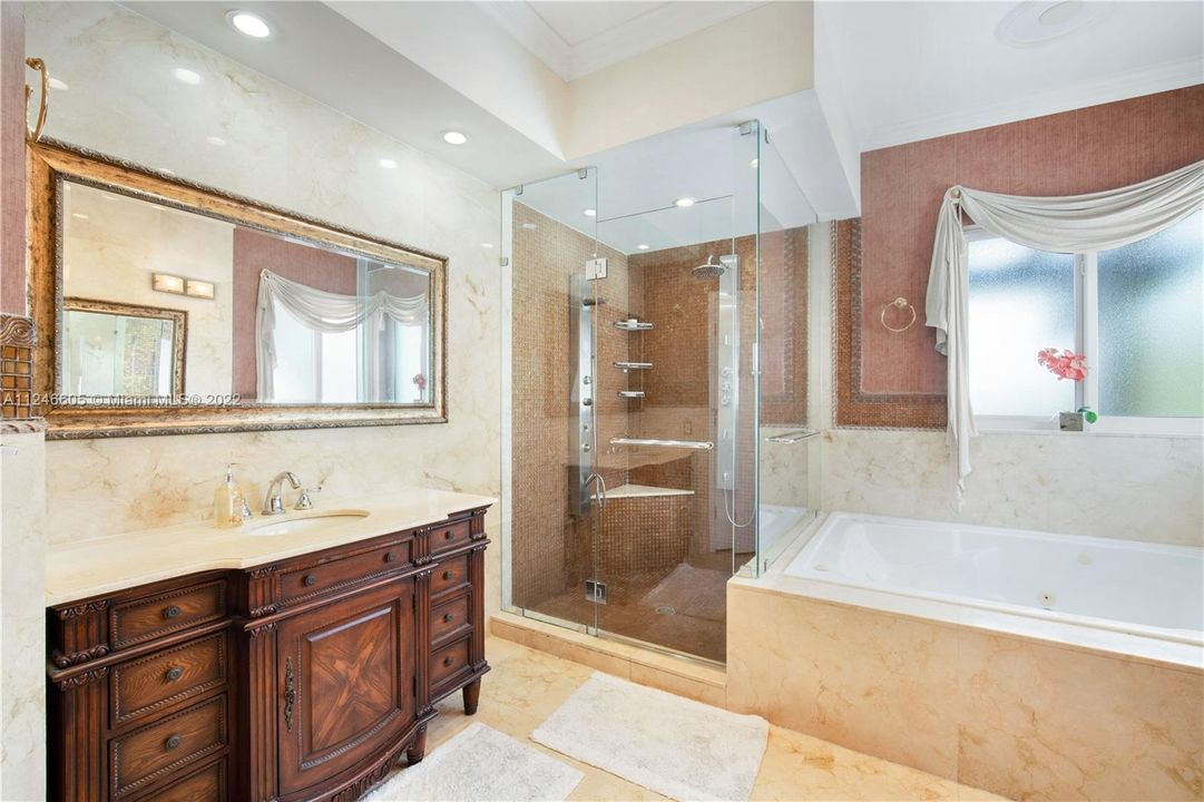 最近售出: $1,598,000 (5 贝兹, 3 浴室, 3124 平方英尺)