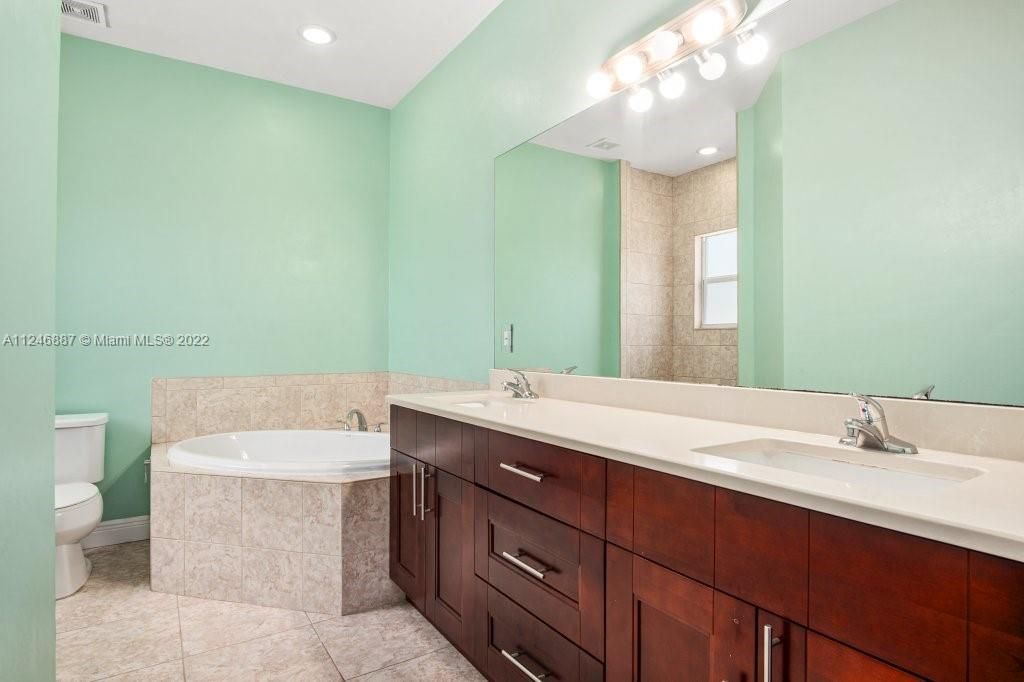 Недавно продано: $449,000 (3 спален, 2 ванн, 1183 Квадратных фут)