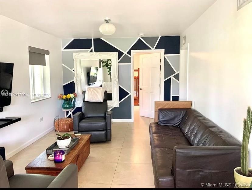 Recently Sold: $410,000 (2 beds, 1 baths, 962 Square Feet)