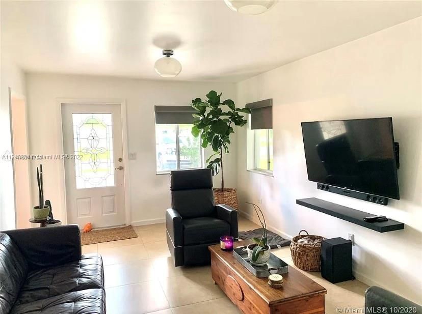 Recently Sold: $410,000 (2 beds, 1 baths, 962 Square Feet)