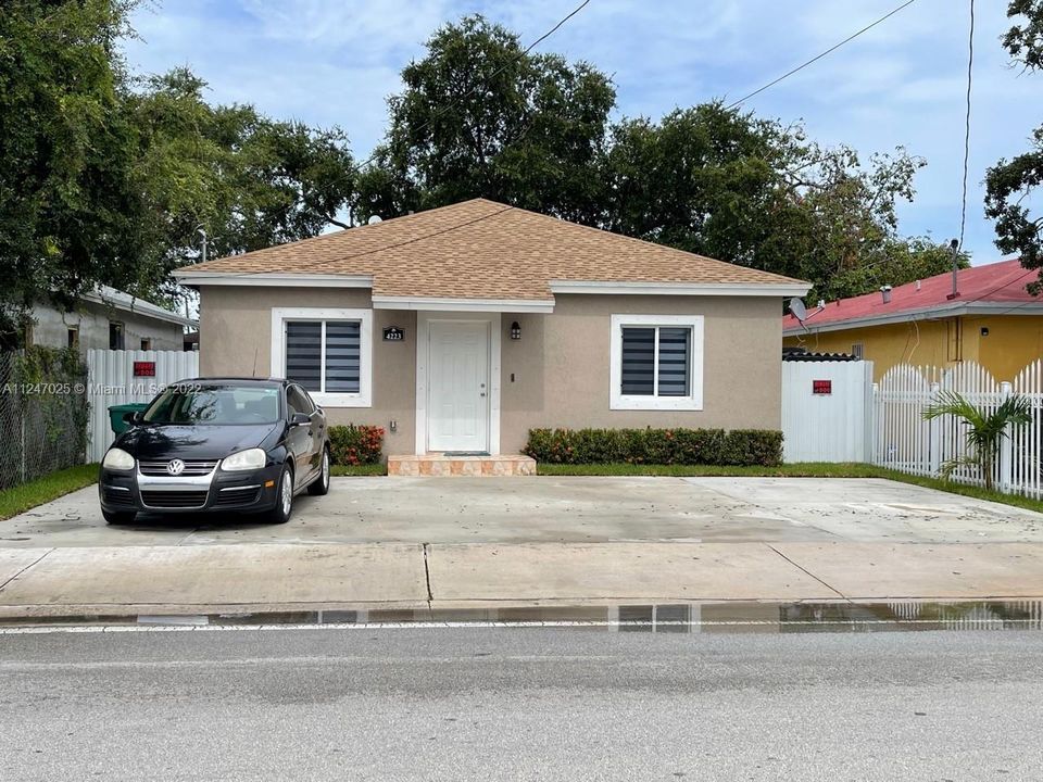 Active With Contract: $465,000 (3 beds, 2 baths, 1290 Square Feet)