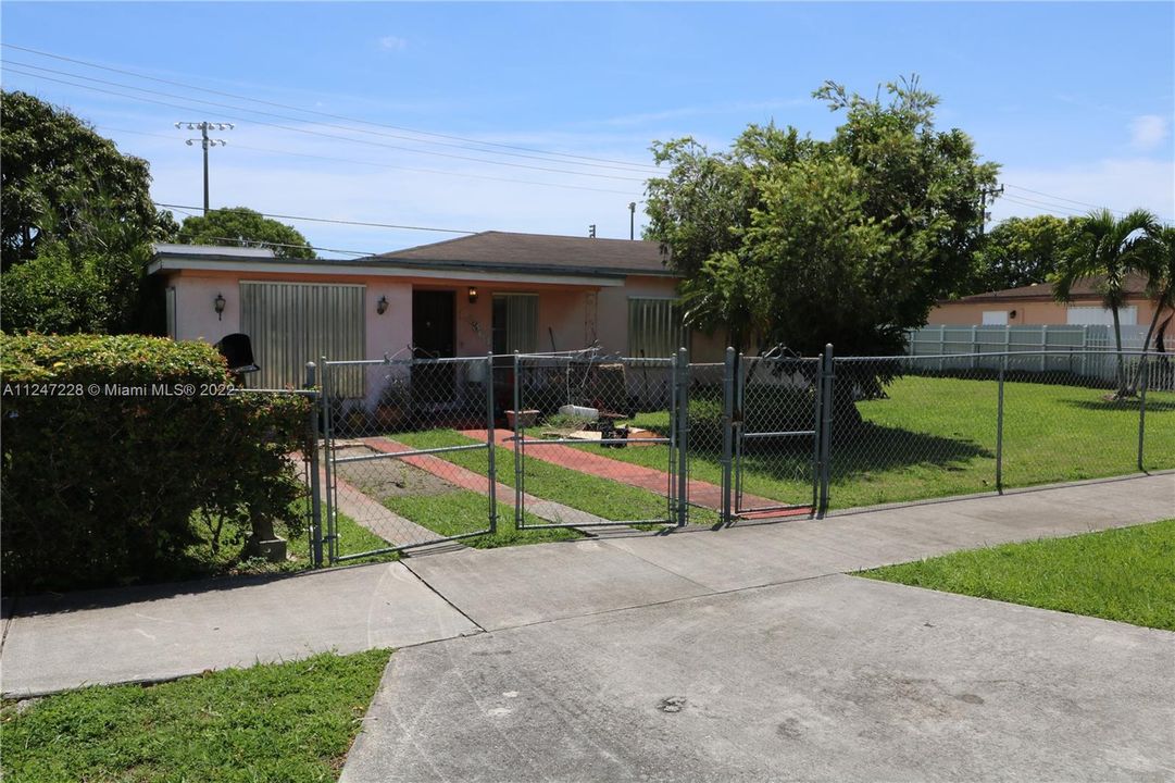 Recently Sold: $320,000 (3 beds, 1 baths, 1336 Square Feet)