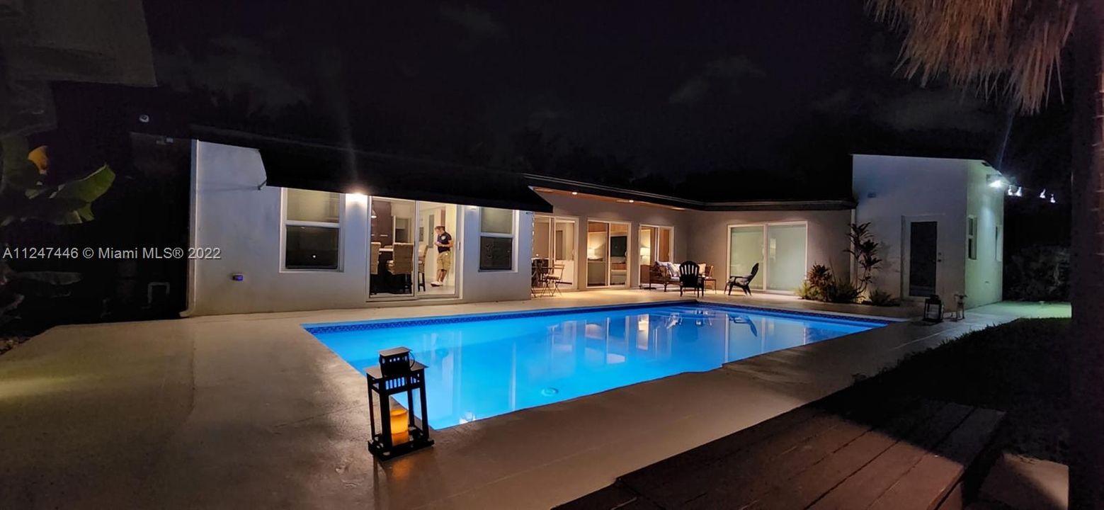 Recently Sold: $1,800,000 (5 beds, 3 baths, 2271 Square Feet)