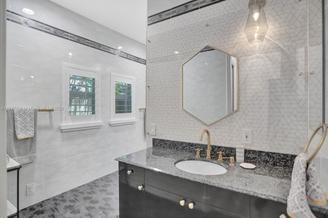 最近售出: $1,195,000 (3 贝兹, 3 浴室, 2815 平方英尺)