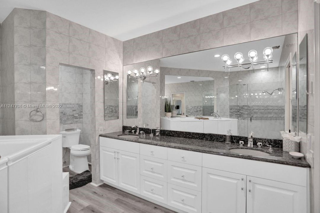 最近售出: $1,195,000 (3 贝兹, 3 浴室, 2815 平方英尺)