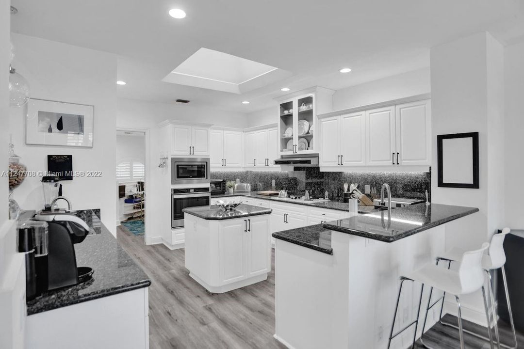 最近售出: $1,195,000 (3 贝兹, 3 浴室, 2815 平方英尺)