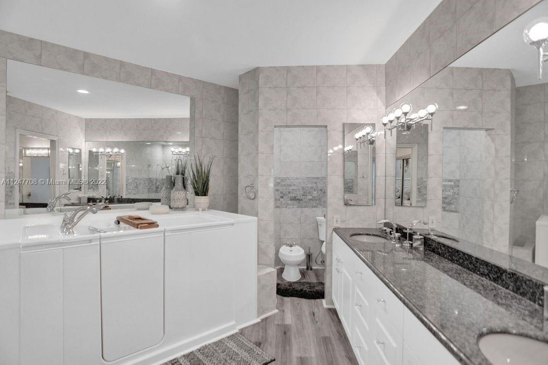 最近售出: $1,195,000 (3 贝兹, 3 浴室, 2815 平方英尺)