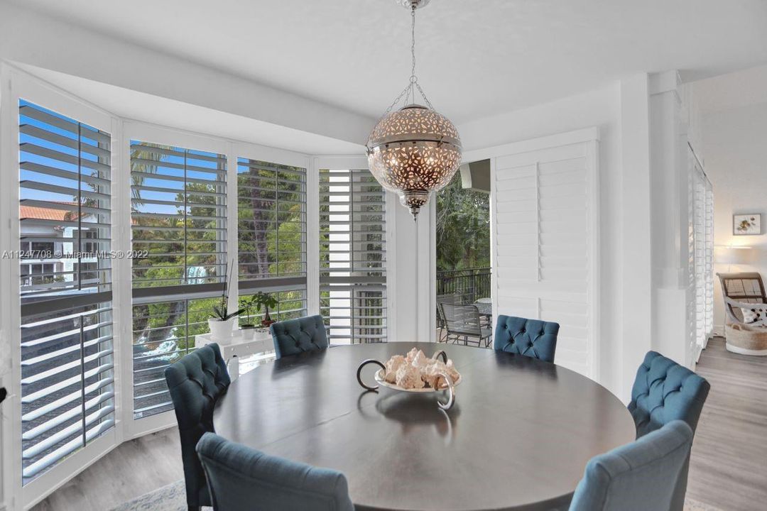 最近售出: $1,195,000 (3 贝兹, 3 浴室, 2815 平方英尺)