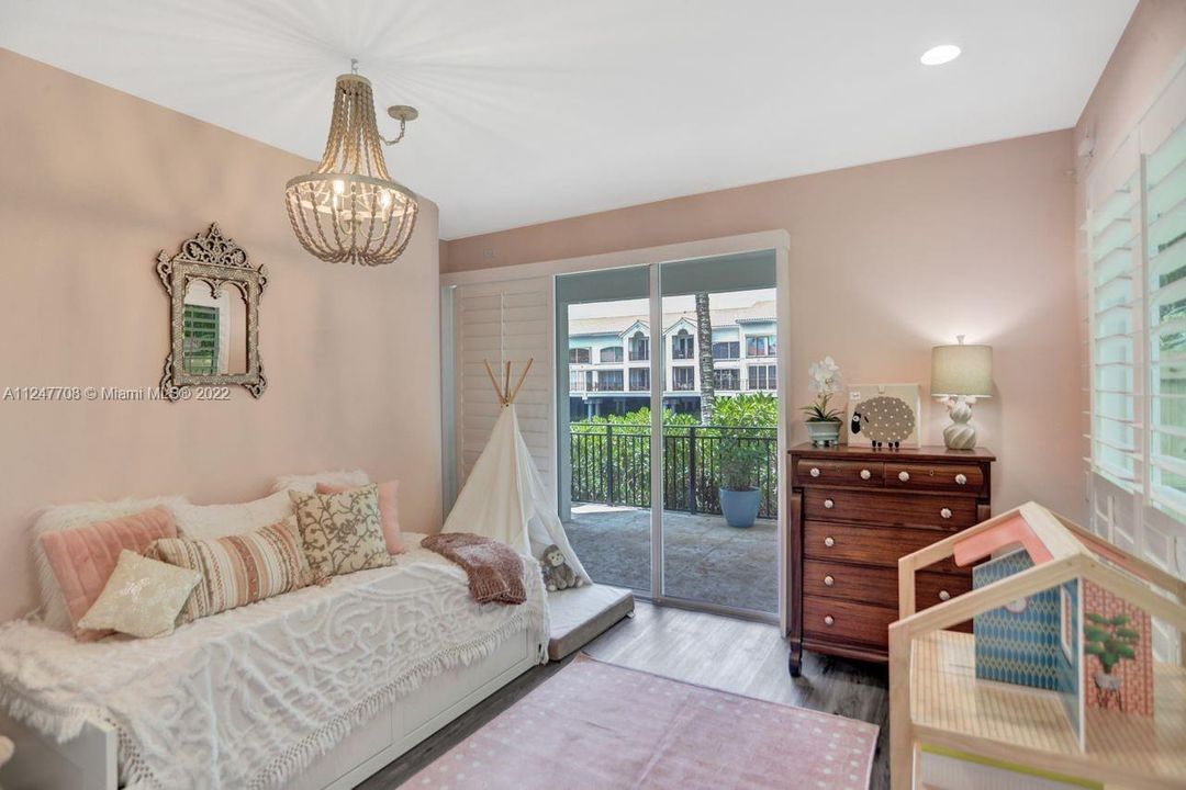 最近售出: $1,195,000 (3 贝兹, 3 浴室, 2815 平方英尺)