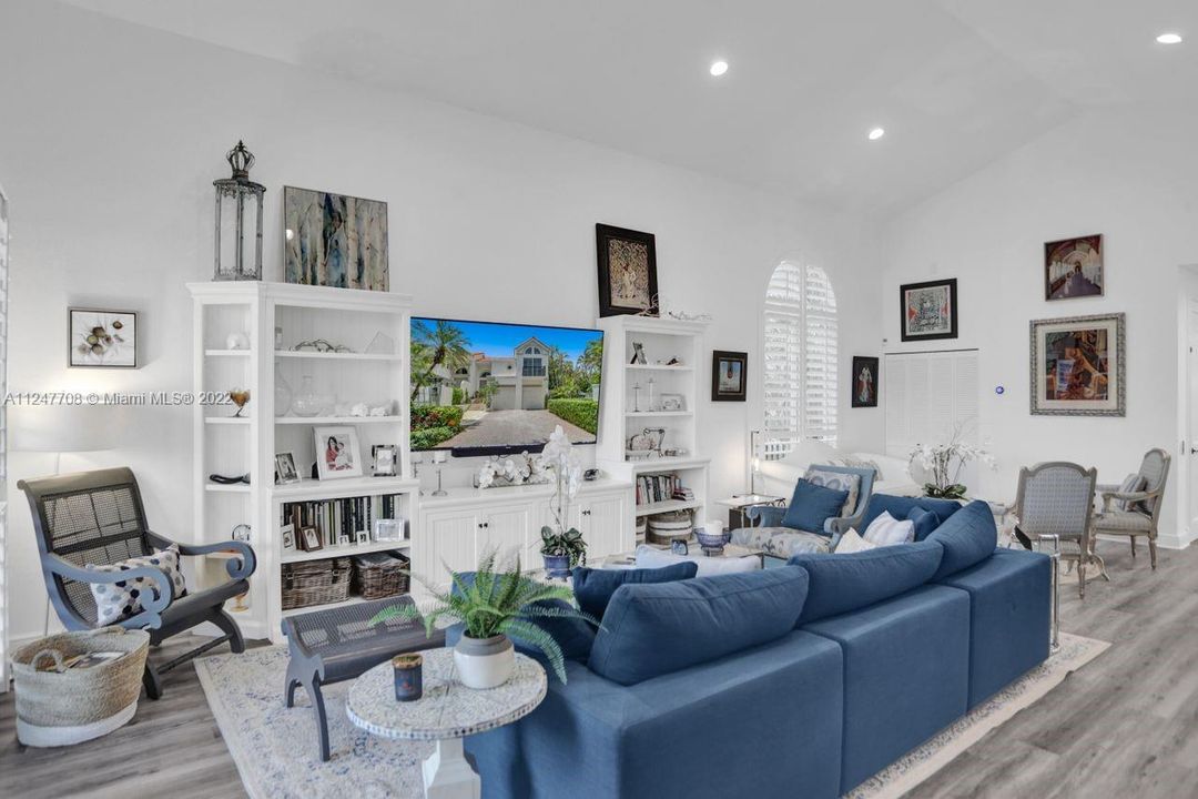 最近售出: $1,195,000 (3 贝兹, 3 浴室, 2815 平方英尺)