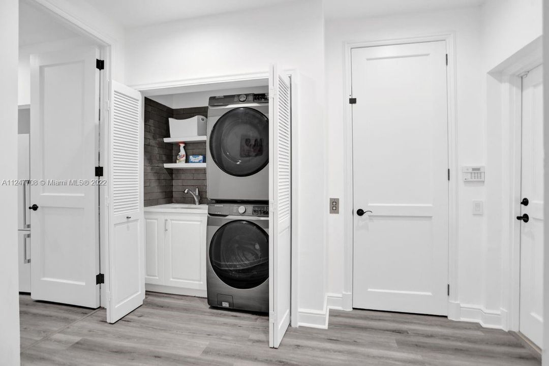 最近售出: $1,195,000 (3 贝兹, 3 浴室, 2815 平方英尺)