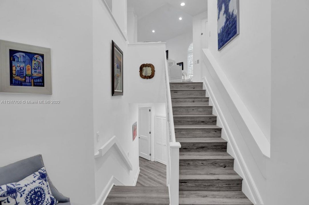 最近售出: $1,195,000 (3 贝兹, 3 浴室, 2815 平方英尺)