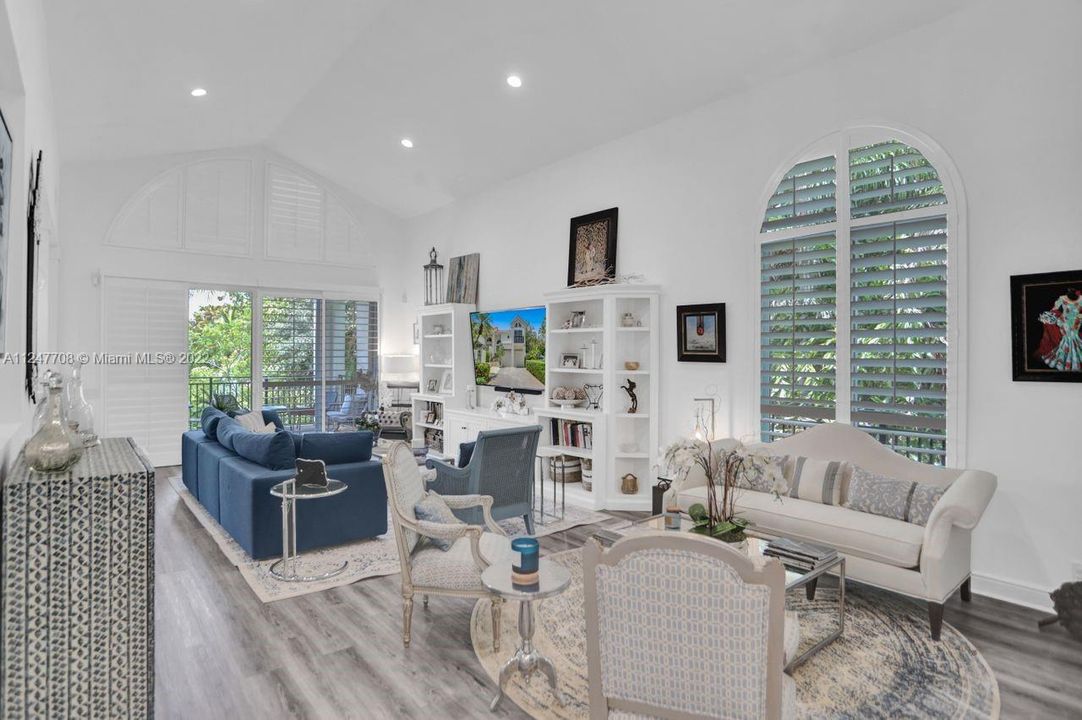 最近售出: $1,195,000 (3 贝兹, 3 浴室, 2815 平方英尺)