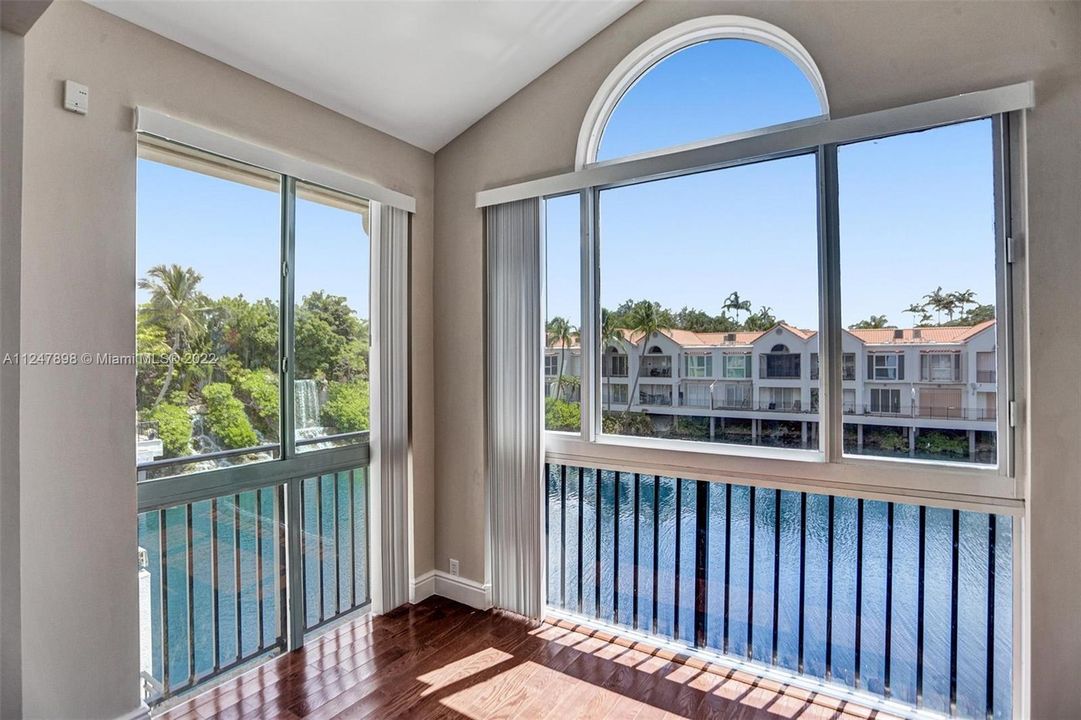 最近售出: $1,099,000 (3 贝兹, 3 浴室, 2733 平方英尺)