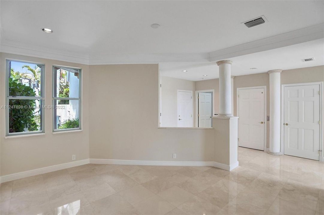 最近售出: $1,099,000 (3 贝兹, 3 浴室, 2733 平方英尺)