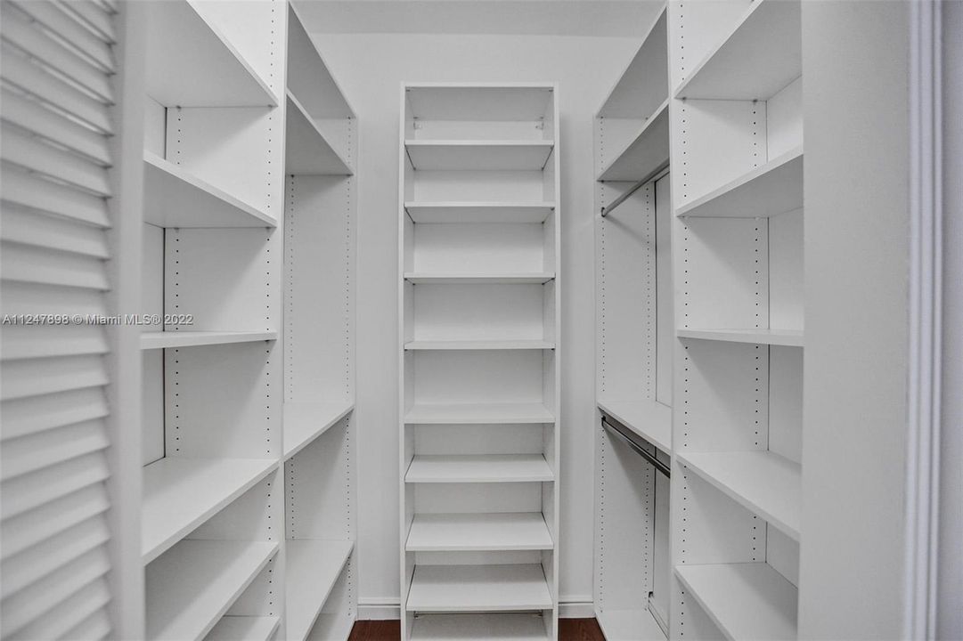 最近售出: $1,099,000 (3 贝兹, 3 浴室, 2733 平方英尺)