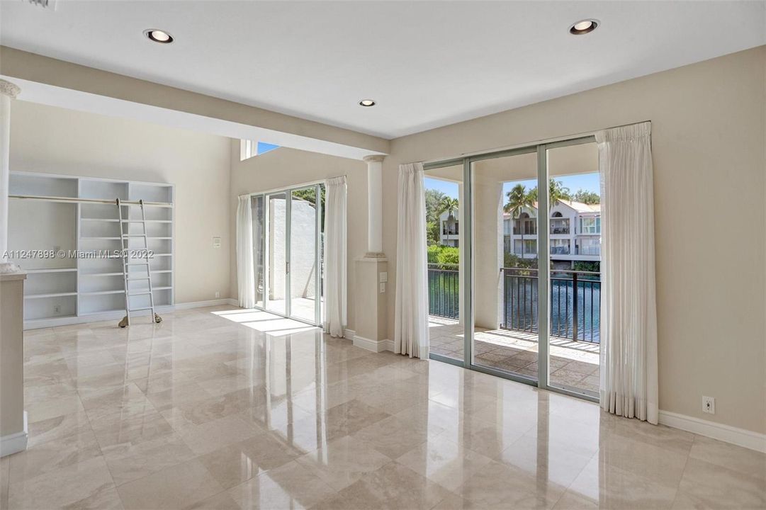 最近售出: $1,099,000 (3 贝兹, 3 浴室, 2733 平方英尺)