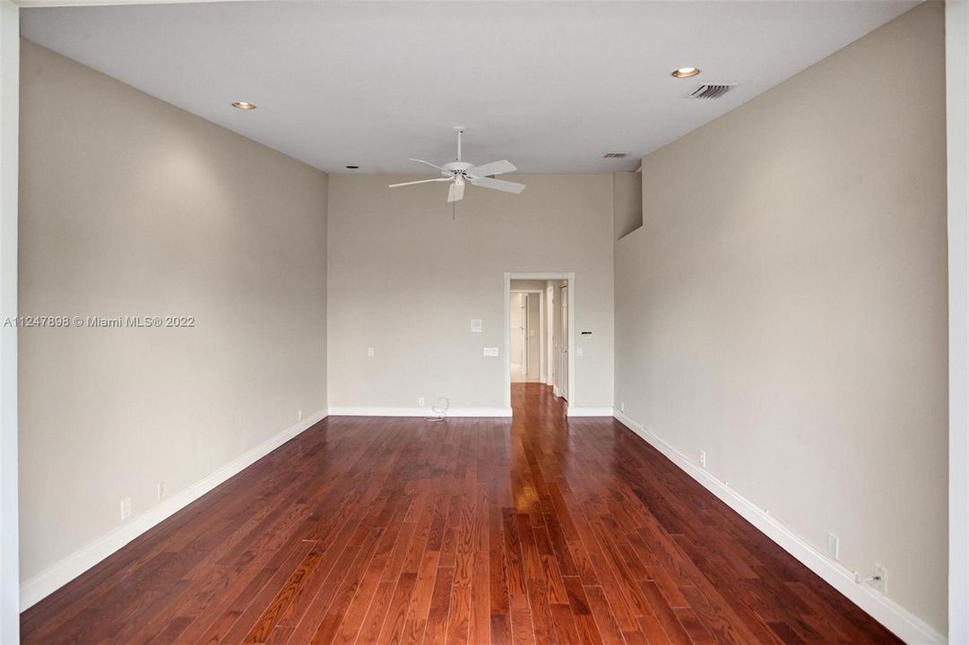 最近售出: $1,099,000 (3 贝兹, 3 浴室, 2733 平方英尺)