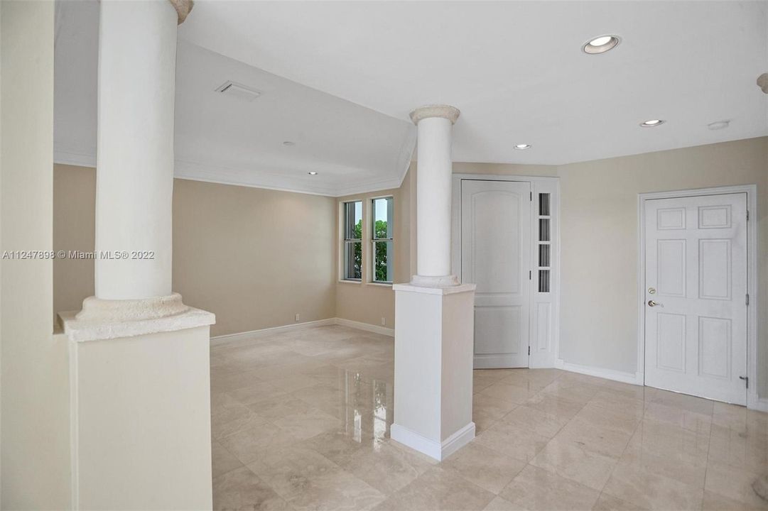 最近售出: $1,099,000 (3 贝兹, 3 浴室, 2733 平方英尺)