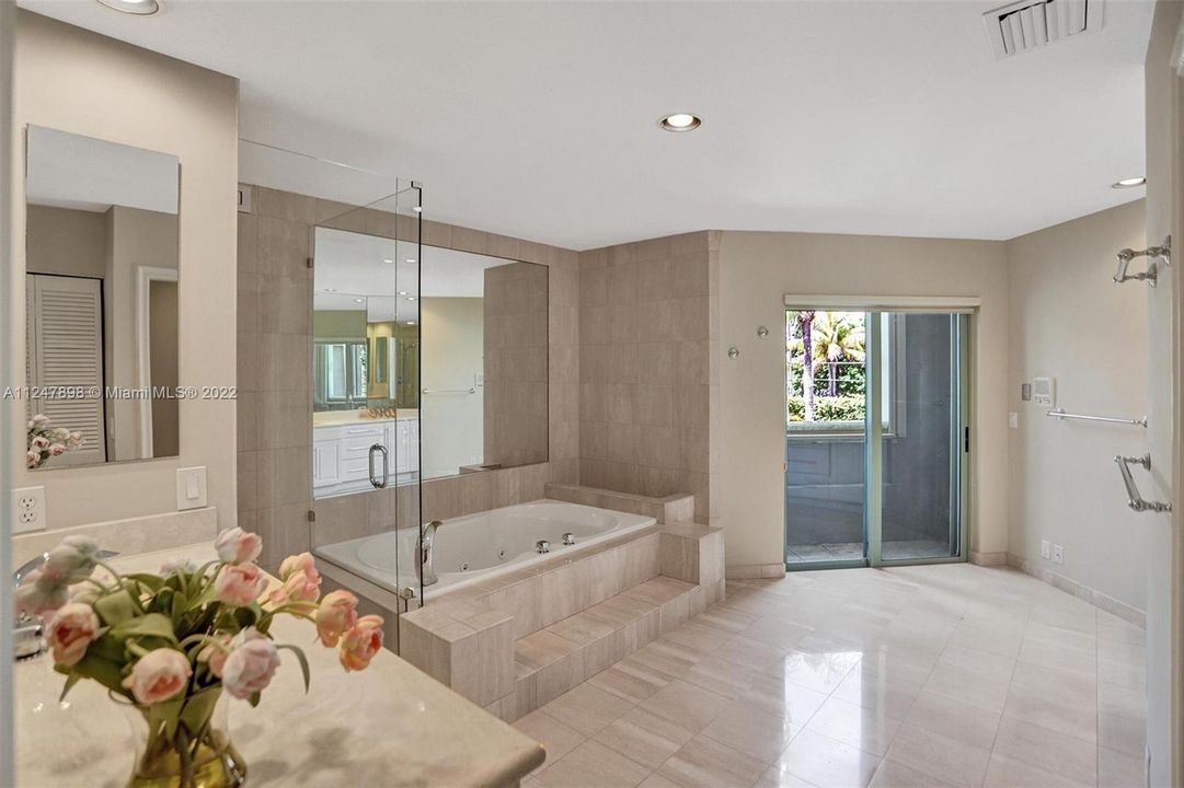 最近售出: $1,099,000 (3 贝兹, 3 浴室, 2733 平方英尺)