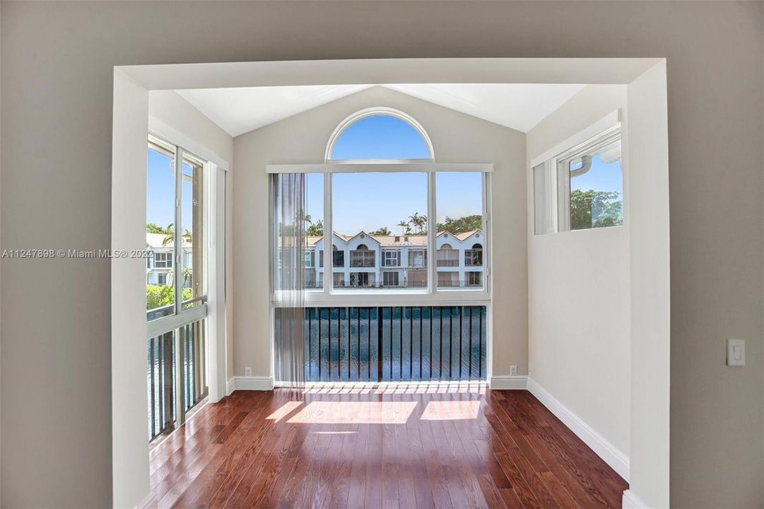 最近售出: $1,099,000 (3 贝兹, 3 浴室, 2733 平方英尺)