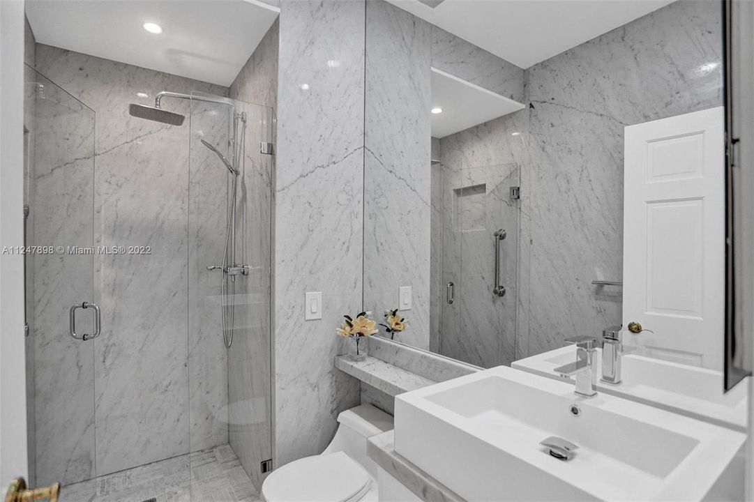 最近售出: $1,099,000 (3 贝兹, 3 浴室, 2733 平方英尺)