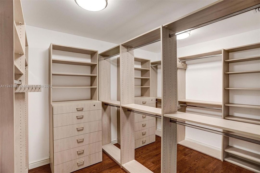 最近售出: $1,099,000 (3 贝兹, 3 浴室, 2733 平方英尺)