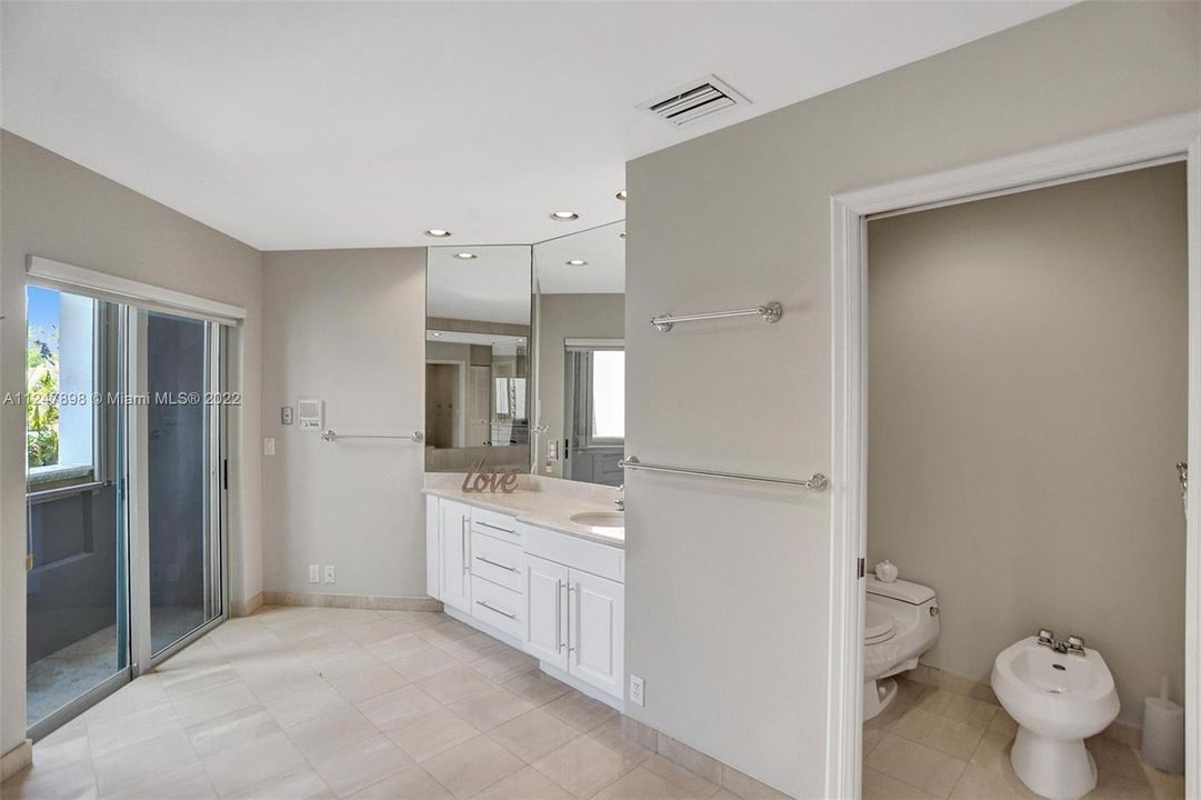 最近售出: $1,099,000 (3 贝兹, 3 浴室, 2733 平方英尺)