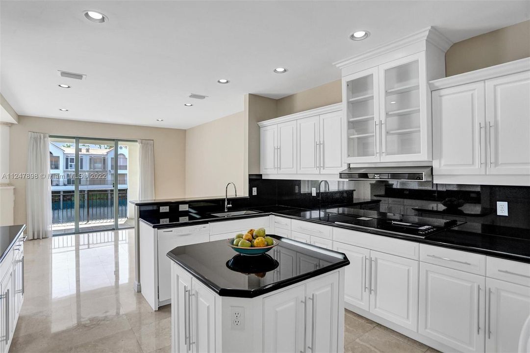 最近售出: $1,099,000 (3 贝兹, 3 浴室, 2733 平方英尺)