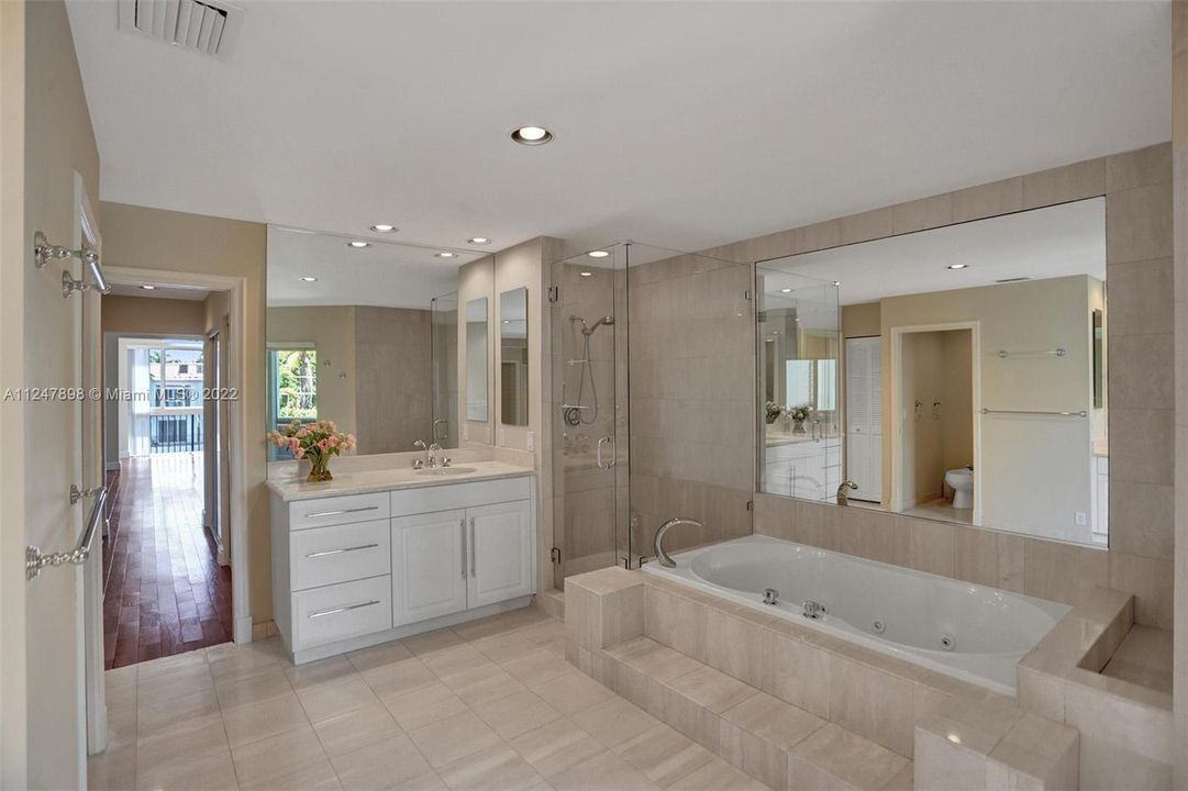 最近售出: $1,099,000 (3 贝兹, 3 浴室, 2733 平方英尺)