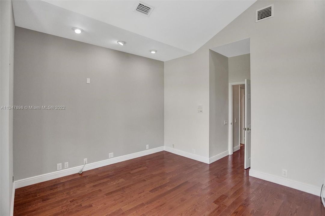 最近售出: $1,099,000 (3 贝兹, 3 浴室, 2733 平方英尺)