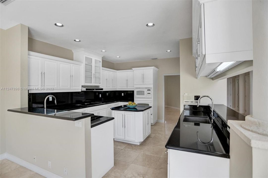 最近售出: $1,099,000 (3 贝兹, 3 浴室, 2733 平方英尺)