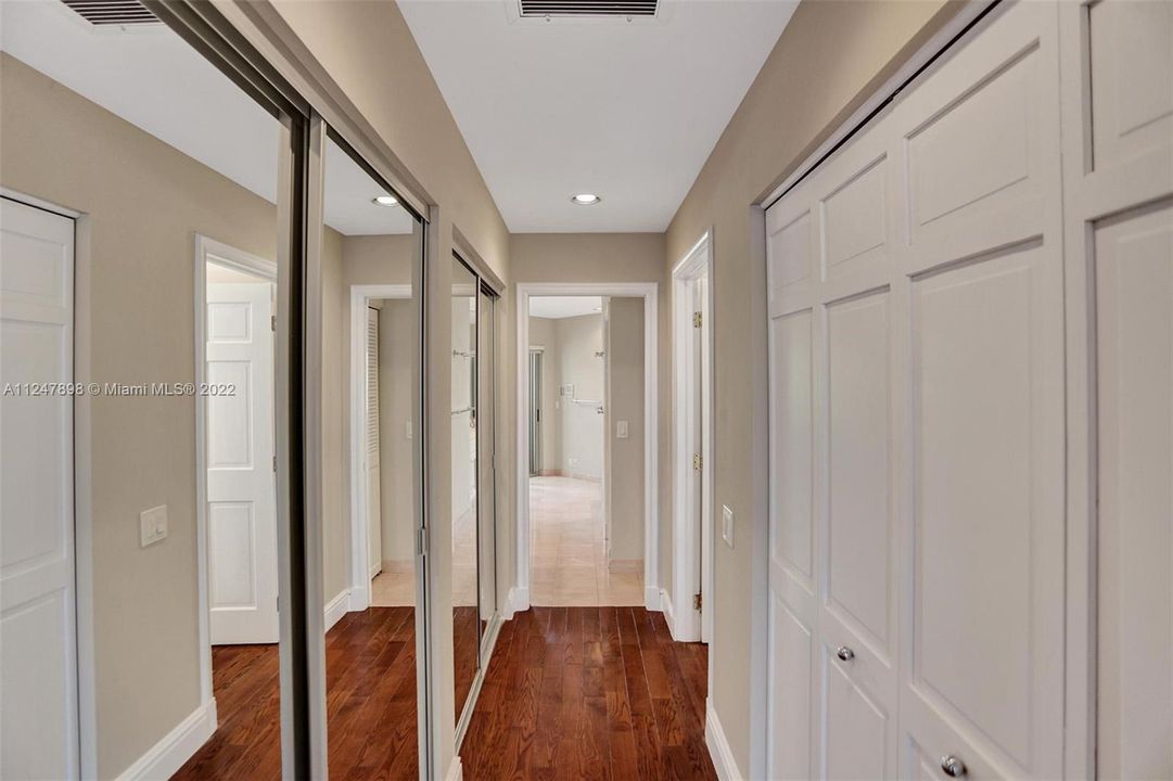 最近售出: $1,099,000 (3 贝兹, 3 浴室, 2733 平方英尺)