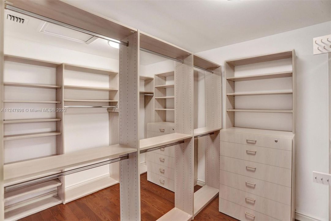 最近售出: $1,099,000 (3 贝兹, 3 浴室, 2733 平方英尺)